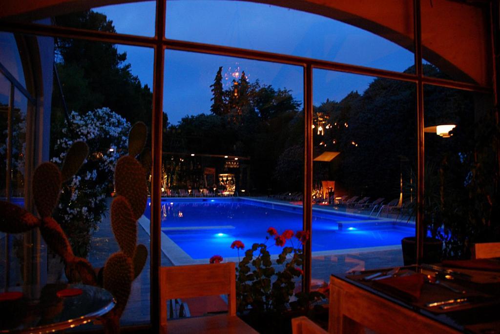 Hotel Les Mazets Des Roches Tarascon Eksteriør bilde